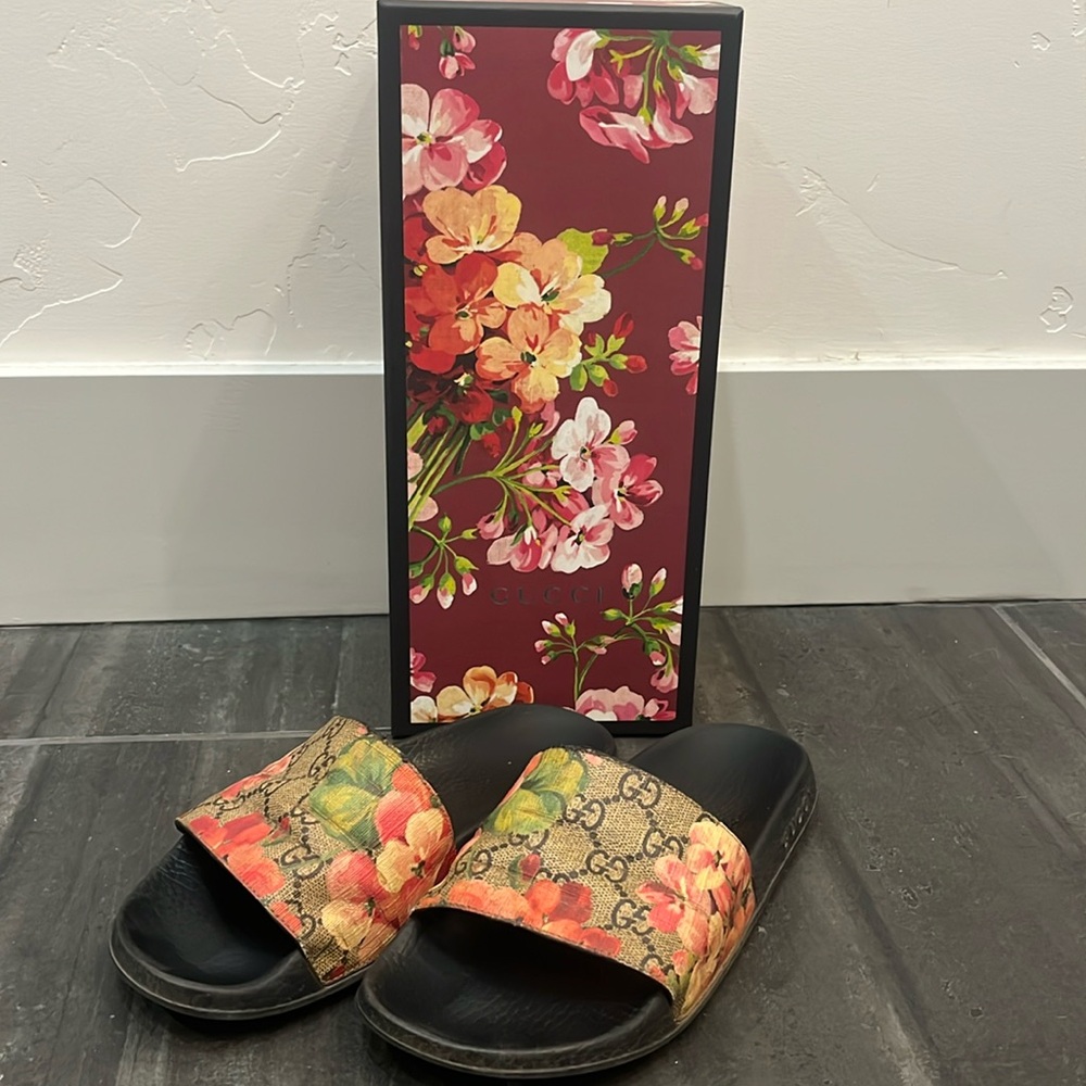 Gucci Women’s pursuit pool slide sandal